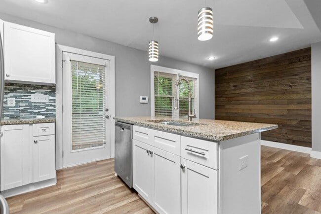 Building Photo - 1699 Flintwood Dr SE