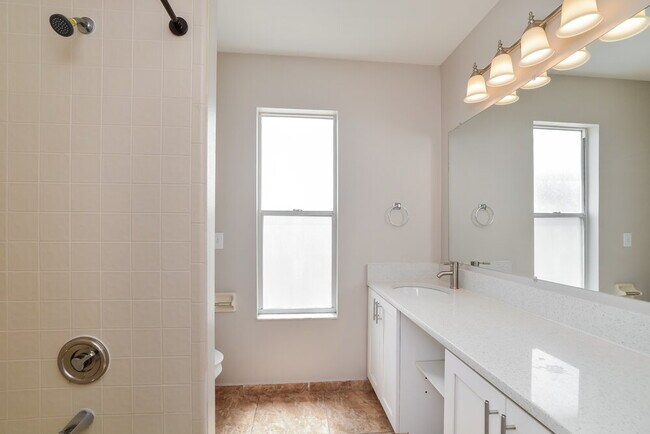 Building Photo - 12612 Belrose Ave