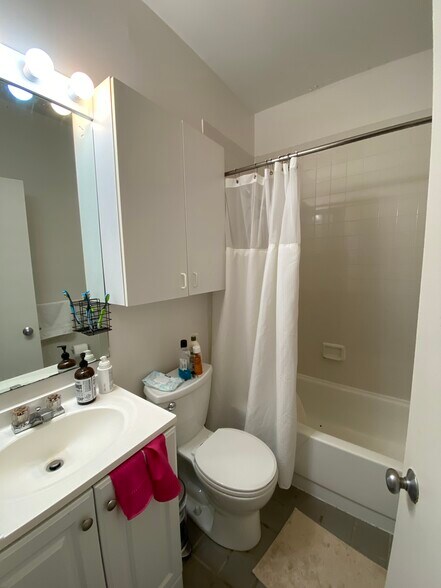 Building Photo - 218 Thorndike St