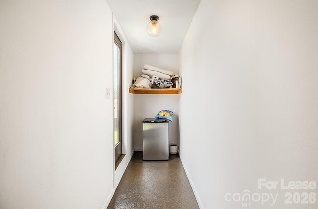 Building Photo - 925 Westbrook Dr