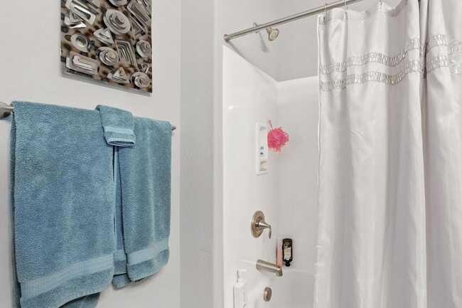 Building Photo - Beautiful condo with mountain views in gated community