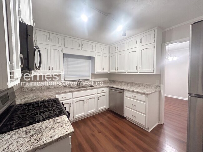 Building Photo - 3 Bed/2.5 Bath Home with Garage / Available Now!
