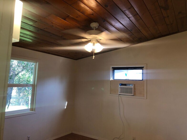 Building Photo - 526 S San Antonio Ave