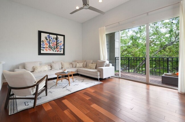 Building Photo - Gorgeous End Unit with pond fountain view -  1 Bed, 1 Bath plus Office/Den Nook on Harbour Island...