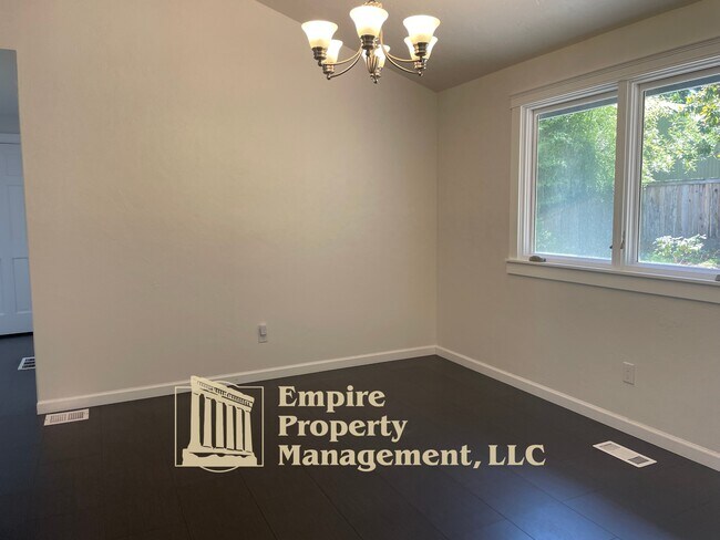 Building Photo - 2022 Floral Hill Dr