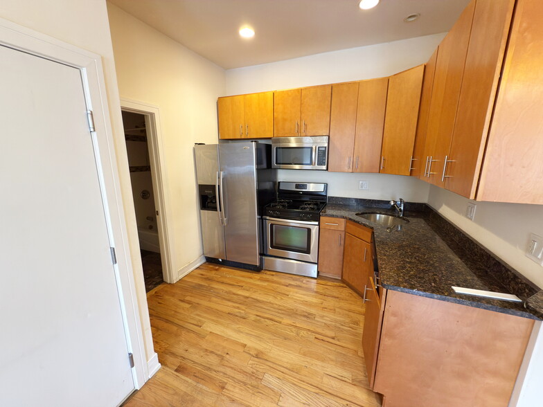 Building Photo - 2835 N Damen Ave