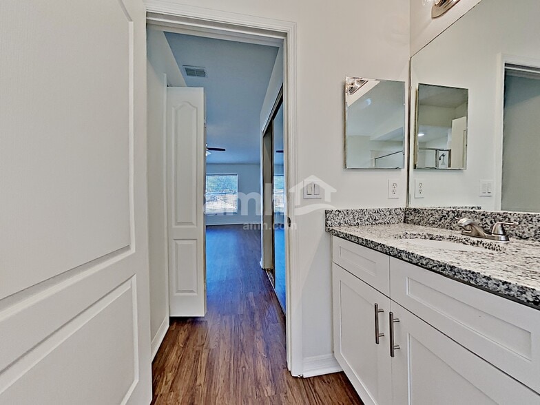 Building Photo - 8813 Scenic Vista Ct