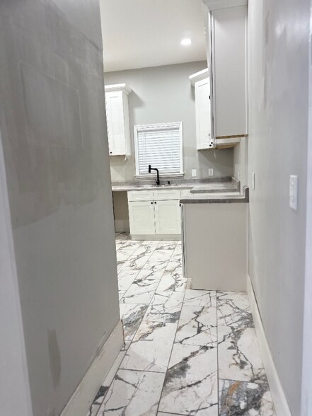 Building Photo - 1629 Netherwood Ave