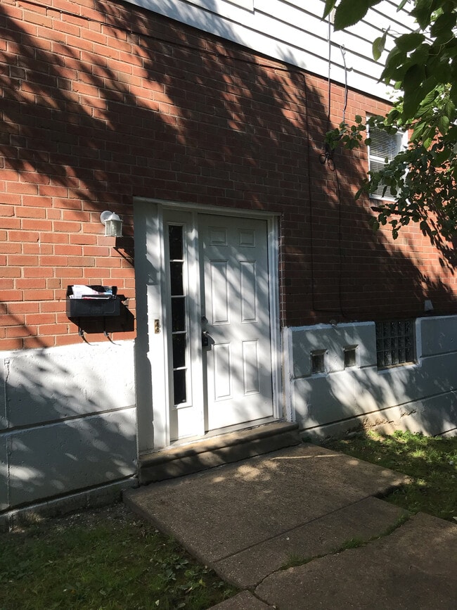 Building Photo - 371 Avon St