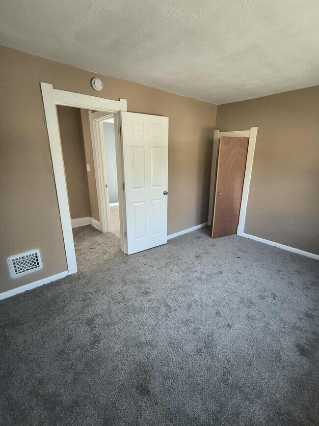 Building Photo - Cute 3 Bedroom Fully Renovated House in We...