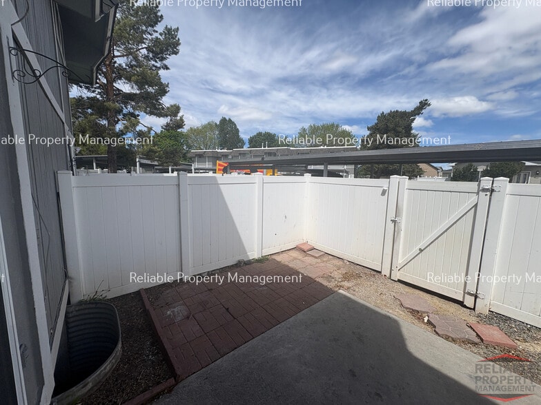 Building Photo - 1524 Falcon Dr
