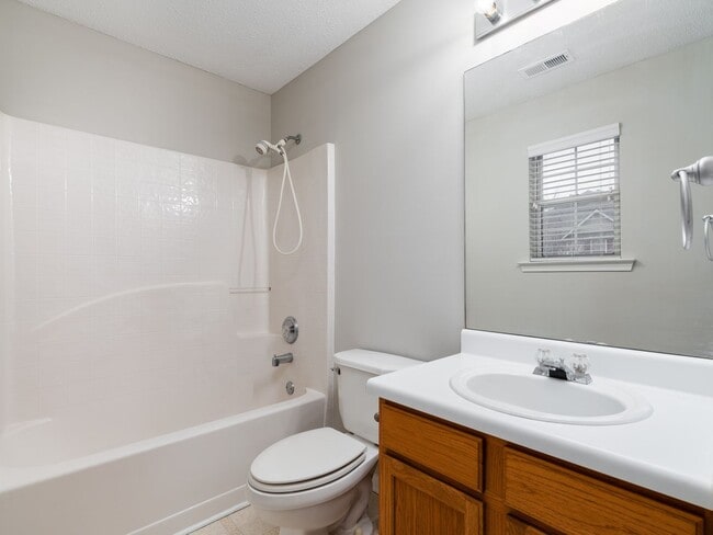 Building Photo - 2 Bedroom 2 Bath Townhome with Unfinished Basement