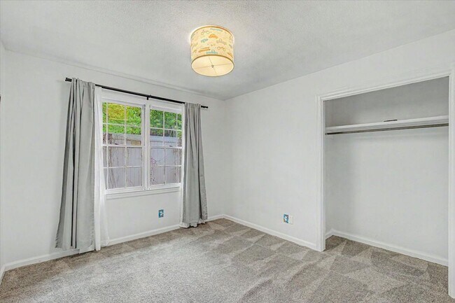 Building Photo - 4 bedroom house in Hesse school district