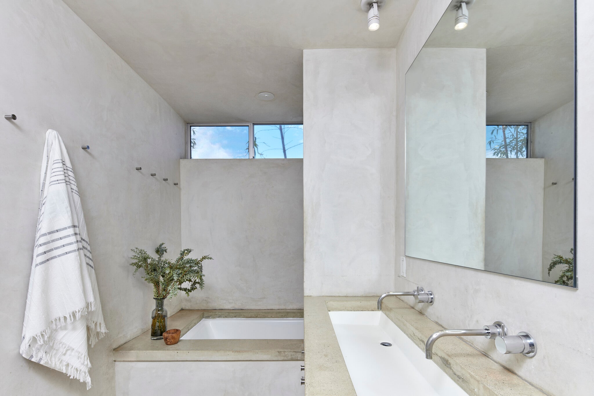 Shared bathroom - 703 Palms Blvd