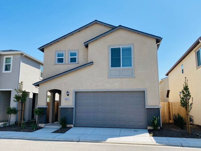 Building Photo - $2,350 Clinton & Armstrong, 4 Bed, Gated Community Pool & Solar - E Riesling Dr, Fresno