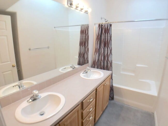 Building Photo - Jemez Mountains 3 bedroom with an open layout and large living areas and kitchen.