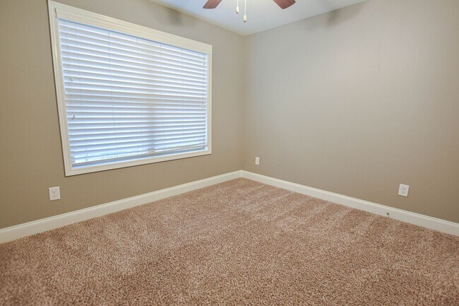 Building Photo - Pet Friendly Three Bedroom!