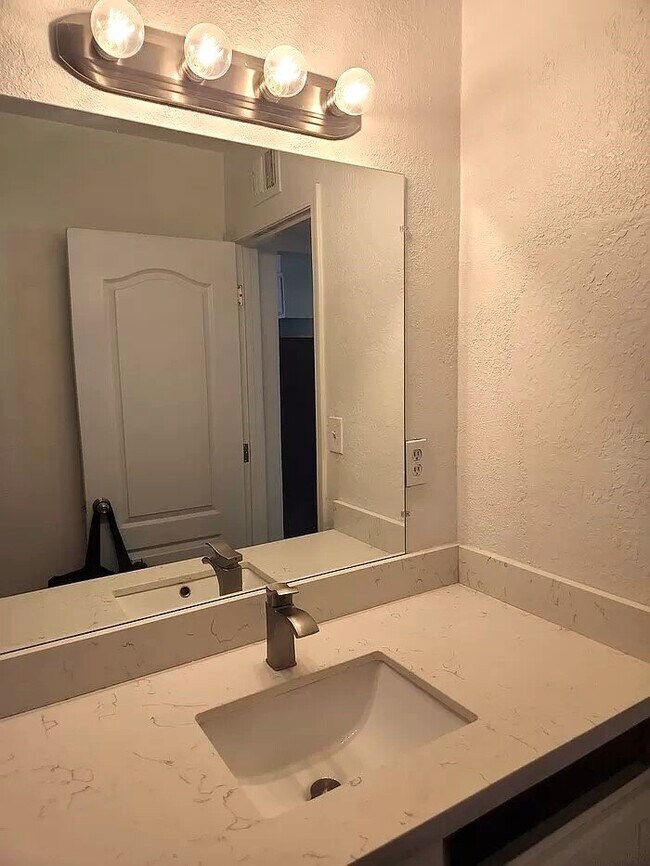 Building Photo - STUNNING 2 BEDROOMS AND 1 BATHROOM UNIT FOR LEASE