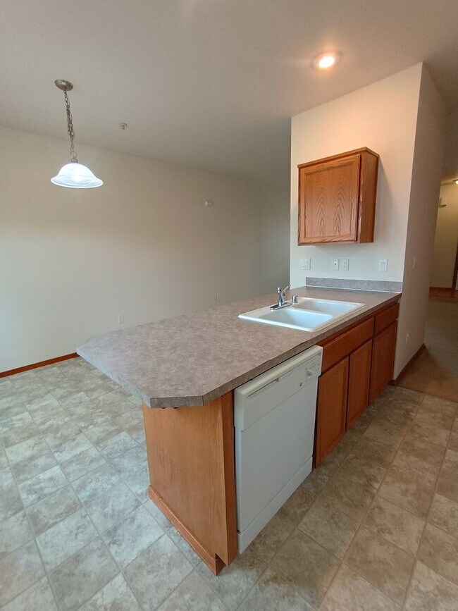 Building Photo - 2 Bedroom 2.5 bath BIG Townhouse with garage - minutes from JBLM East Gate