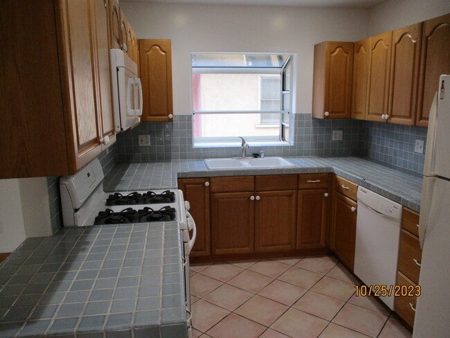 Building Photo - 4400 Overland Ave