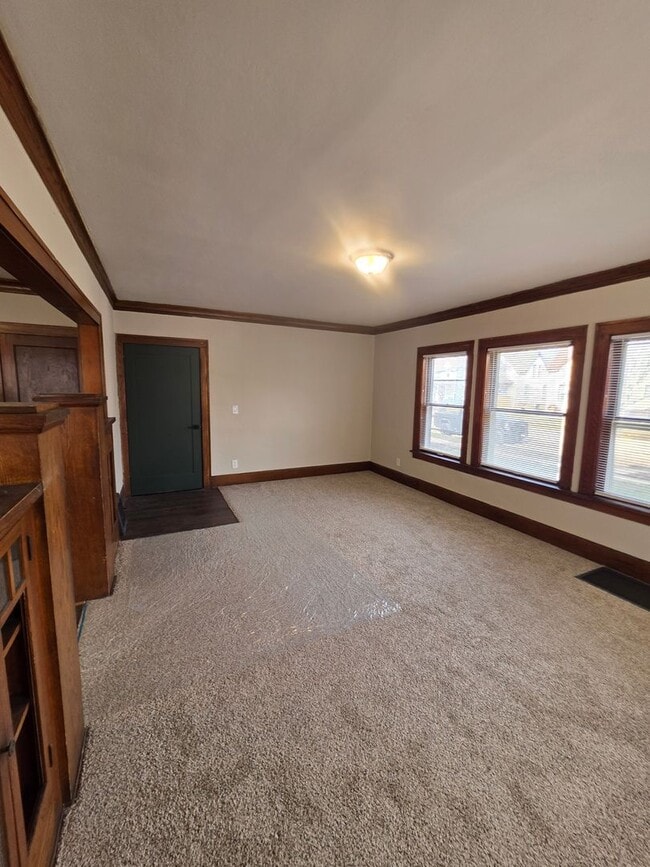 Building Photo - Huge 2-bedroom units