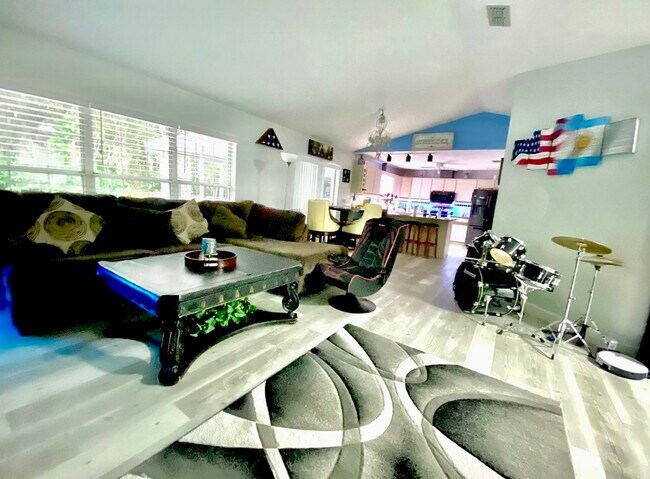 Building Photo - 6106 Everglades Dr