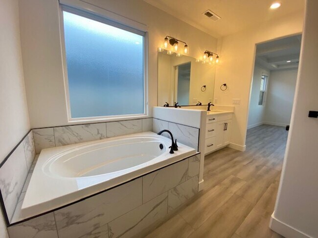 Building Photo - SPACIOUS HOME FOR RENT!