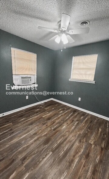 Building Photo - 4922 E Willow St