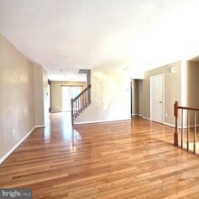 Building Photo - 940 Newington Ct