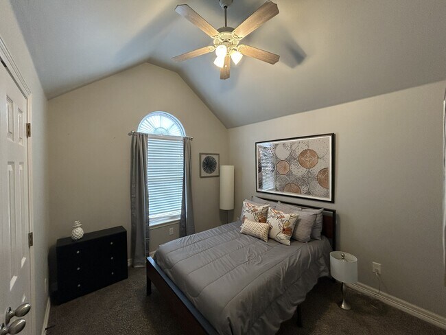 Building Photo - 4800 SW Golden Eagle Ave