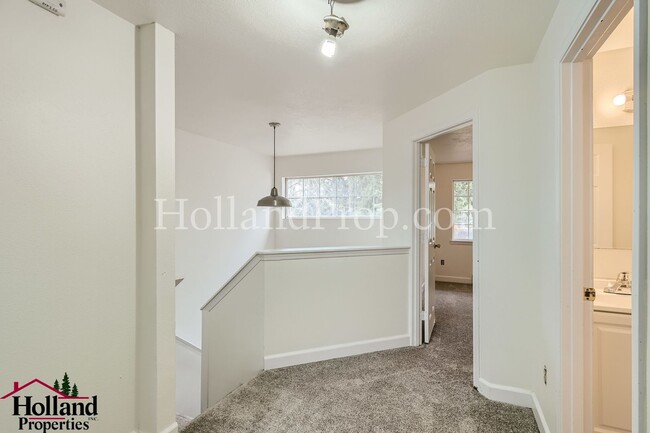 Building Photo - COming Soon! Charming & Convenient Living in Southeast Portland!