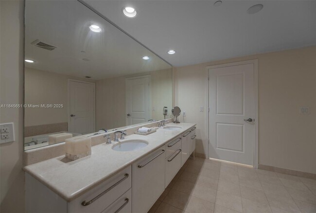Building Photo - 3101 S Ocean Dr