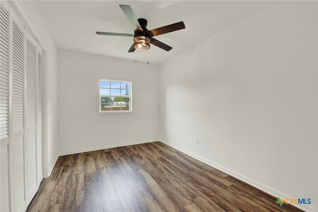 Building Photo - 312 N La Vernia St