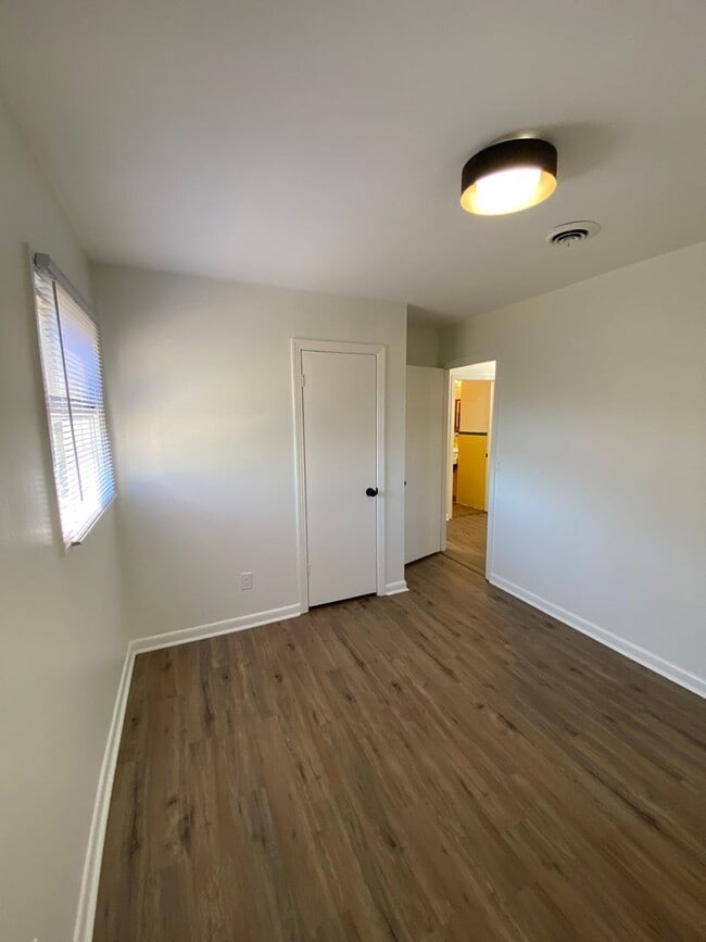 Building Photo - Charming 3 Bedroom House in Quite Neighborhood