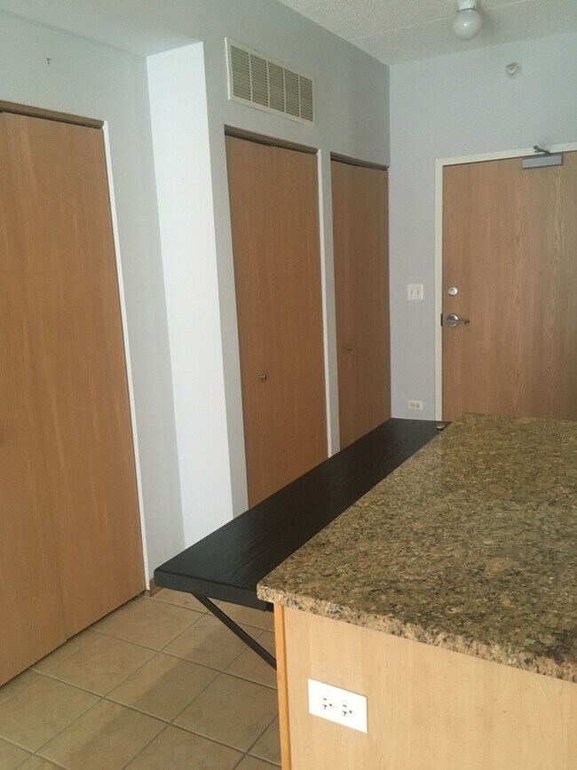 Building Photo - 515 Main St