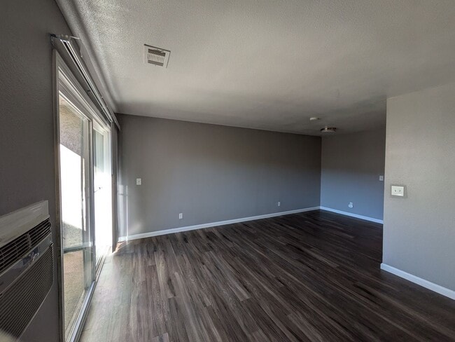 Building Photo - 2 Bedroom 1 Bathroom Condo available NOW!