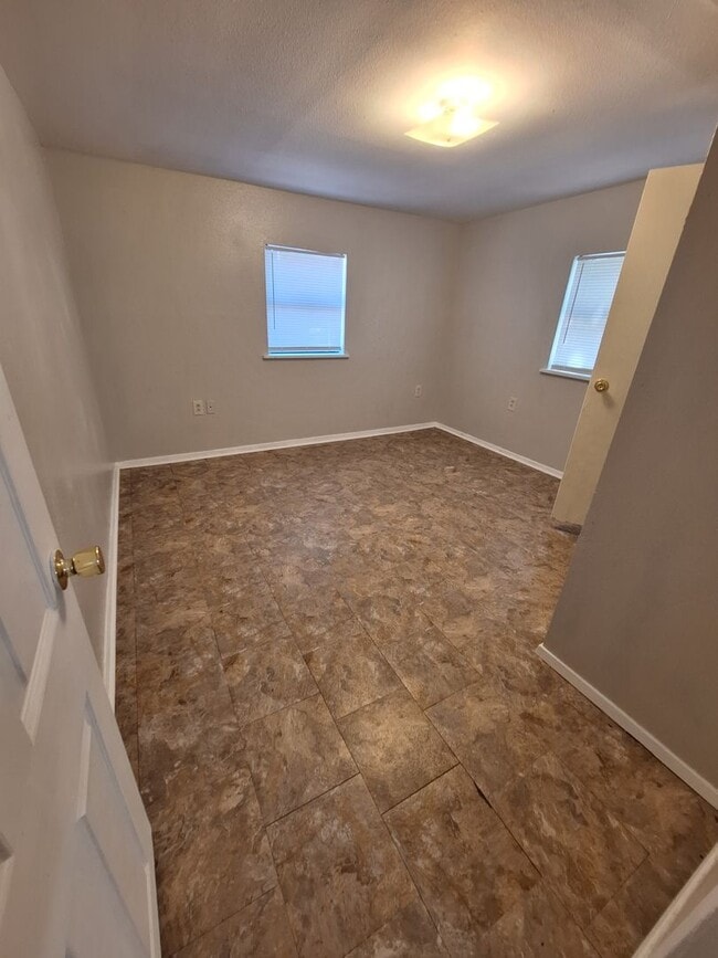 Building Photo - 4 Bedroom, 2 Bath in Clyde!