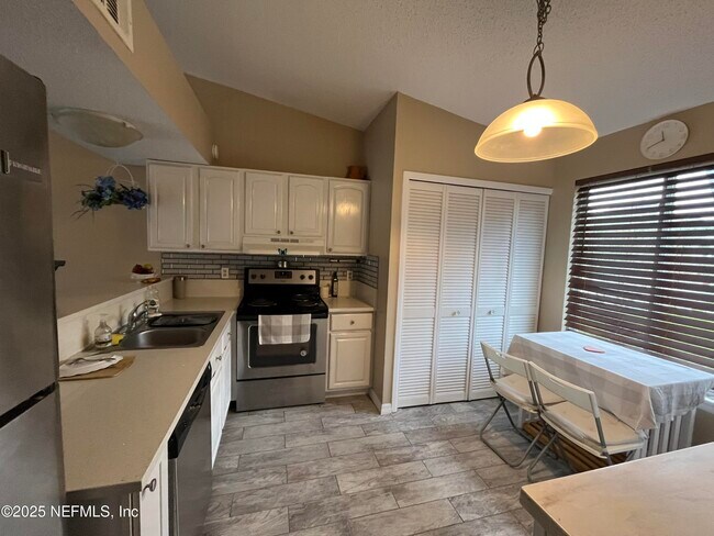 Building Photo - 636 Aquatic Dr