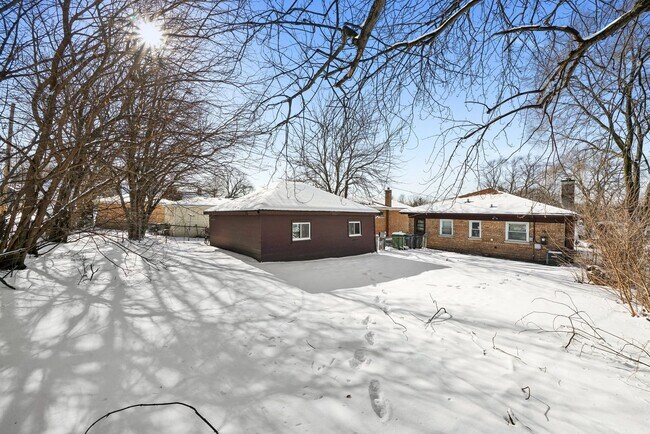 Building Photo - 8837 S Talman Ave