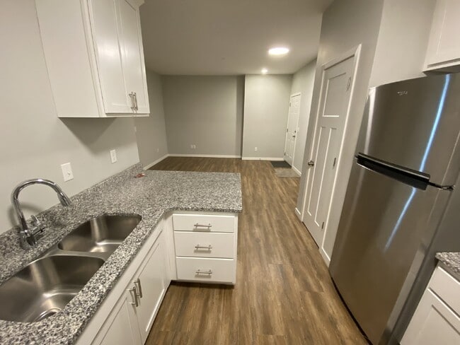 Building Photo - Modern Comfort Meets Urban Convenience in Longfellow!