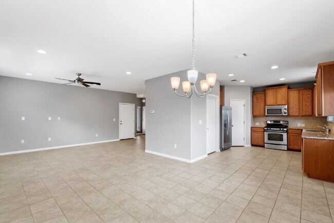 Building Photo - 467 Twisted Oaks Ln