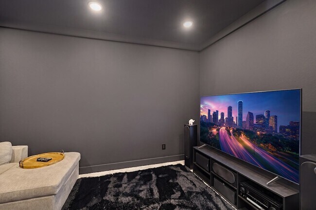 Building Photo - 8145 Overland Grv
