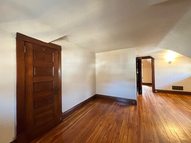 Building Photo - 811 E 39th St