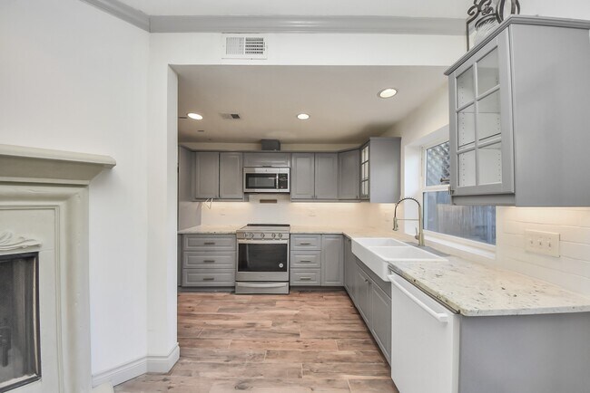 Building Photo - 840 Threadneedle St