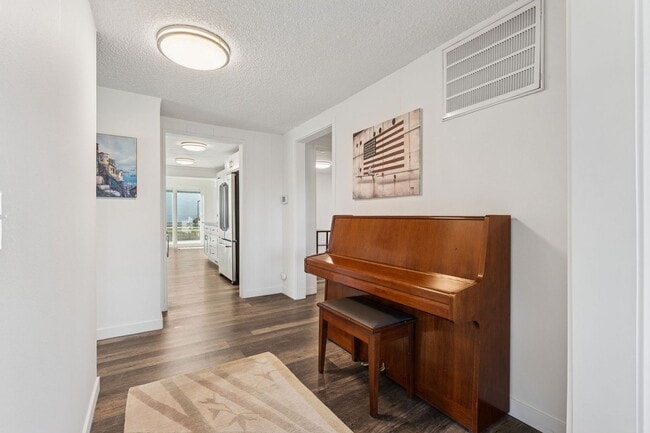 Building Photo - Waterfront Living!