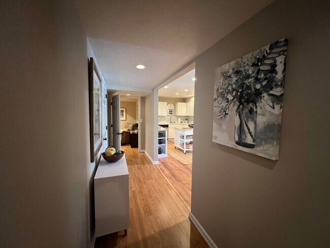 Building Photo - Carriage House