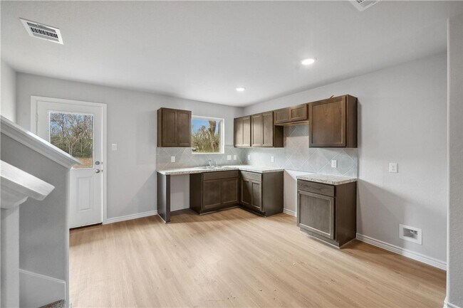 Building Photo - 515 16th St