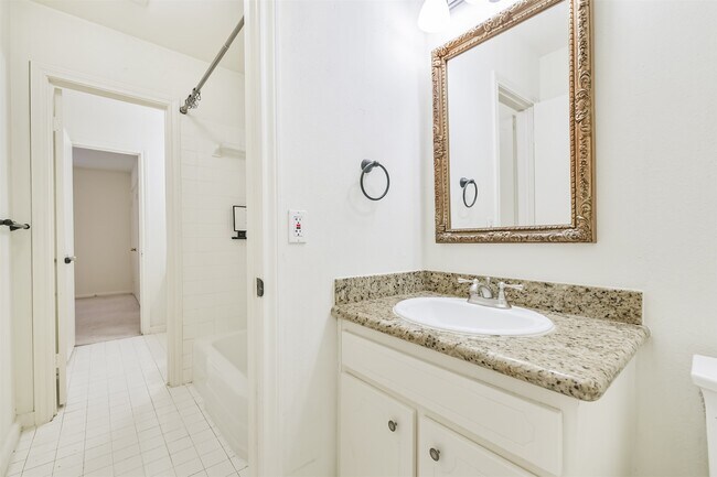 Building Photo - 2505 Watertown Mall St