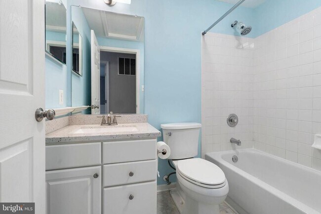 Building Photo - 2423 Bolton Ln