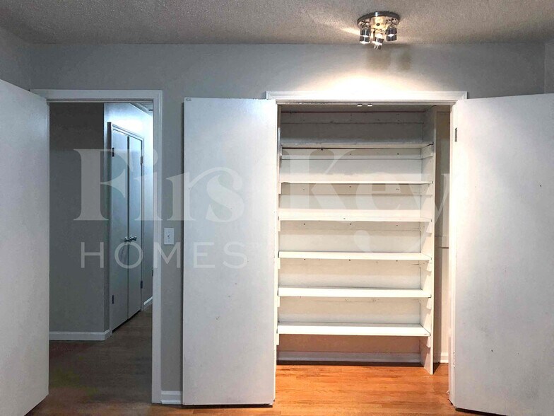 Building Photo - 8802 W 95th Terrace